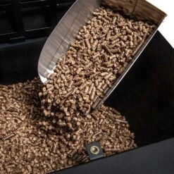 Broil King Pellet And Charcoal Scoop With Integrated Dust Sifter -Kitchen BBQ Sale Broil King Pellet and Charcoal Scoop with Integrated Dust Sifter 63946 Lifestyle Pellet