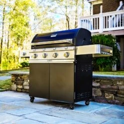 Saber Grills Cast Black 670 40-Inch 4-Burner Freestanding Infrared Propane Gas Grill With Single Ring Side Burner -Kitchen BBQ Sale Saber Grills Cast Black 670 4 Burner Freestanding Gas Grill R67CC1117 Lifestyle